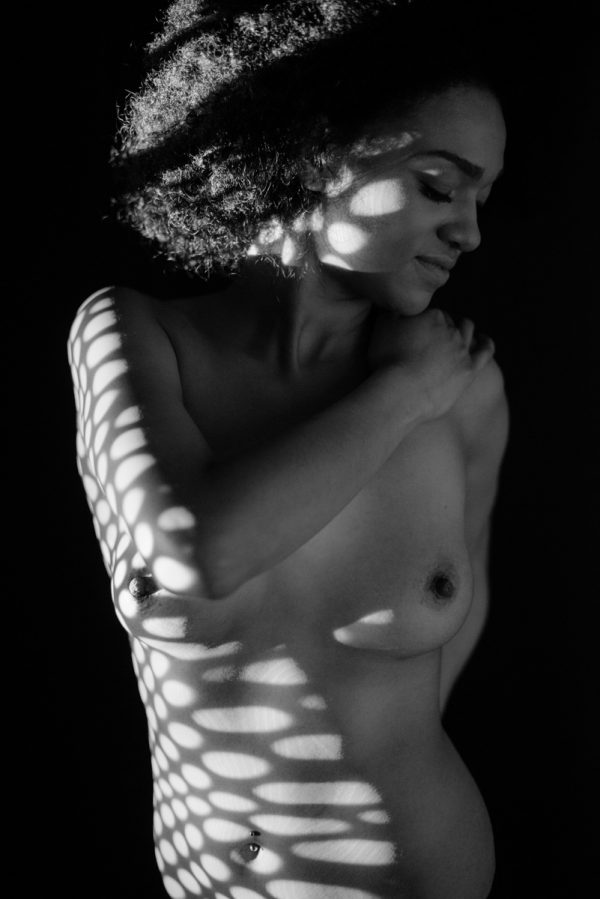 Portrai Fau Female Projektion auf nackter Haut Akt Brust Oberkörper Afro