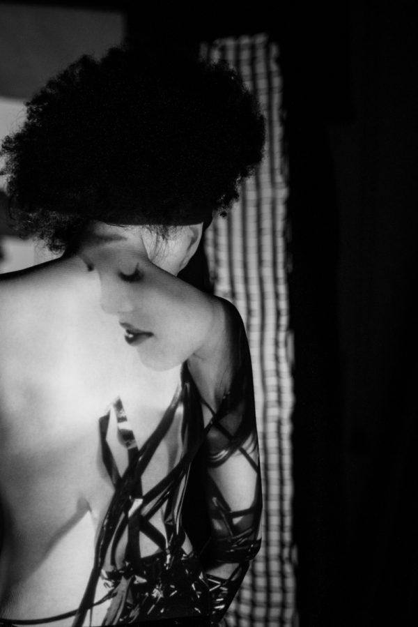 Portrai Fau Female Projektion auf nackter Haut Akt Bild in Bild Oberkörper Afro Brust Rücken