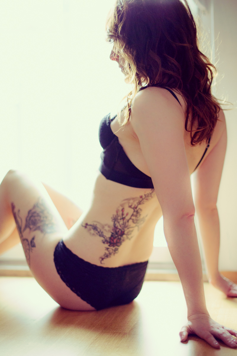 Frau Female Tattoo Gegenlicht Unterwäsche Brünette am Boden sitzen