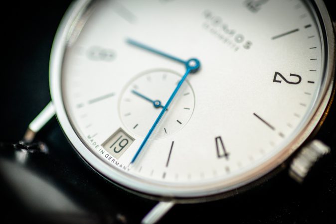 Stilleben mechanische Uhr Nomos Glashütte