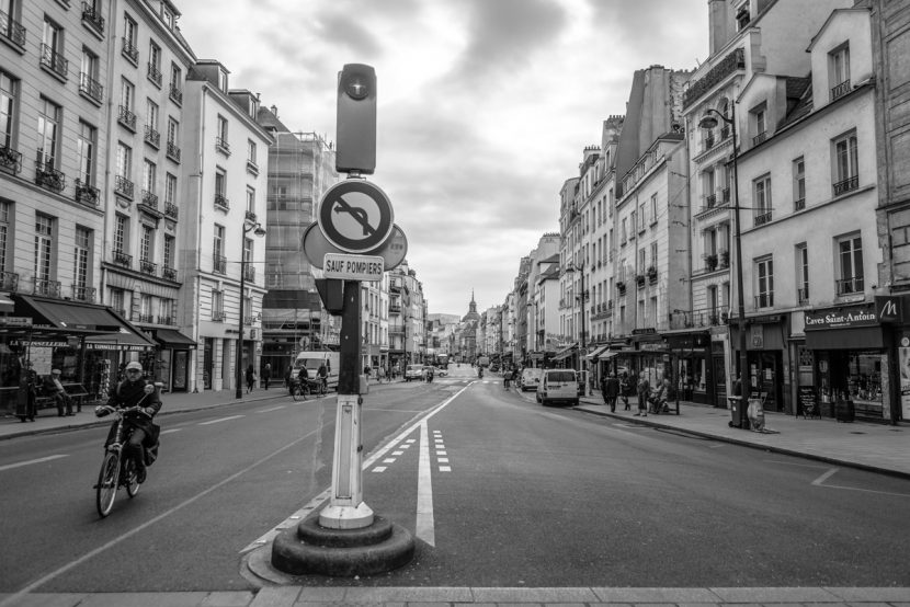 Strassenkreuzung in Paris