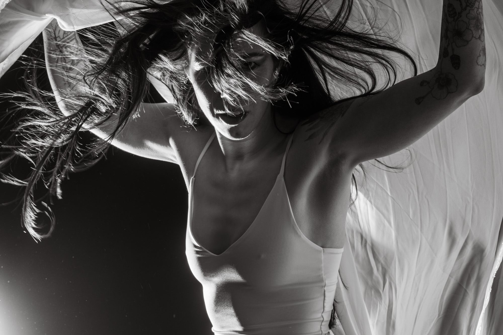 Frau mit Tuch und wilden Haaren