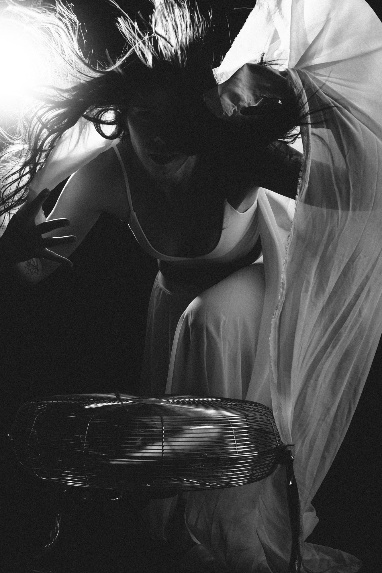 Frau mit Haaren vom Wind bzw. Ventilator verweht