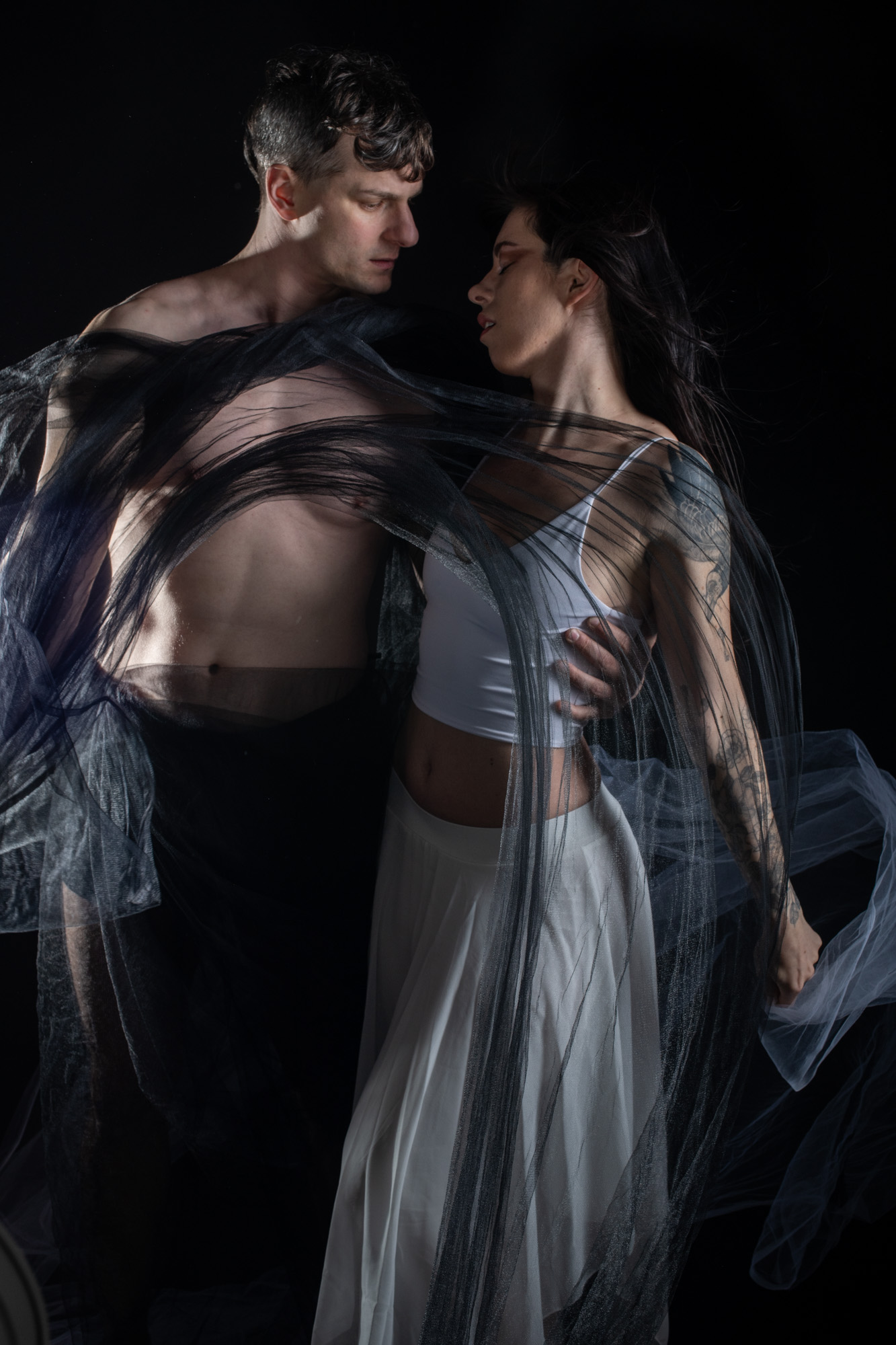 Sarah mit Mann in schwarzem Tüll