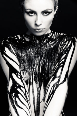 Weibliches Model mit flüssigem Latex übergossen