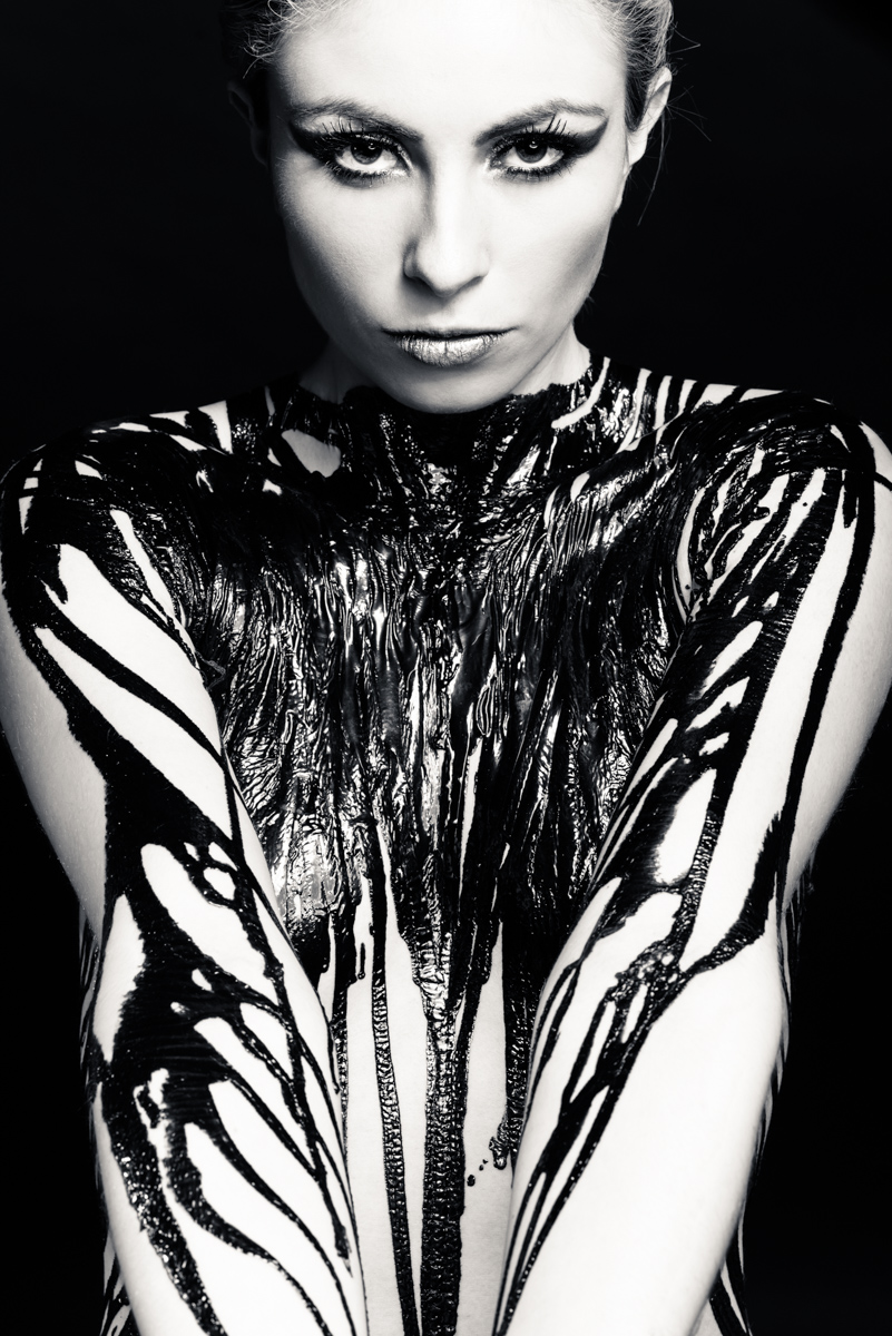 Weibliches Model mit flüssigem Latex übergossen