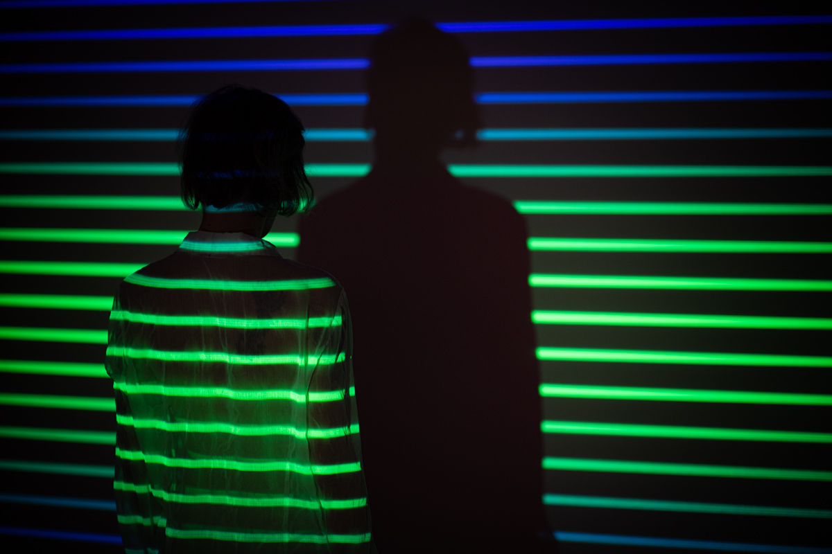 Rücken Frau von regenbogenfarbigem Licht angestrahlt